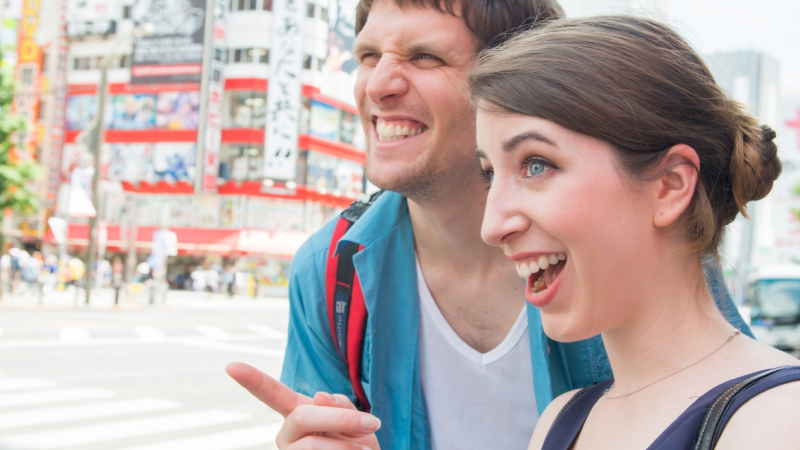 観光をする男女