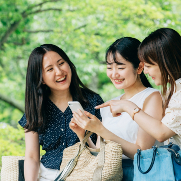 スマホを見る女性