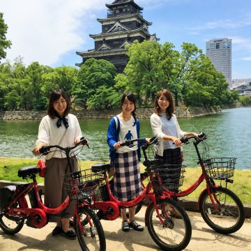 自転車を押す女性3人
