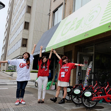 ピースする女性3人