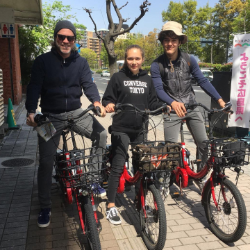 自転車に乗る男女